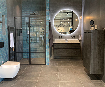 badkamer totaalproject met azuurkleurige tegels 